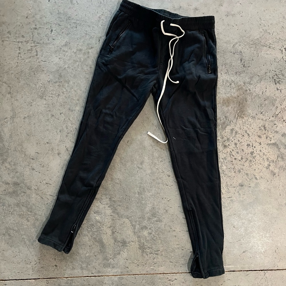 Fear of God essential sweatpants. black. LARGE